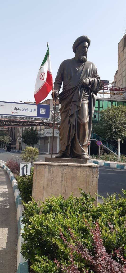 اهتزاز پرچم ایران بر فراز تندیس‌های منطقه ۶ تهران