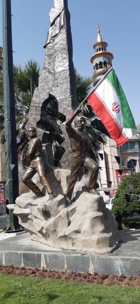 اهتزاز پرچم ایران بر فراز تندیس‌های منطقه ۶ تهران
